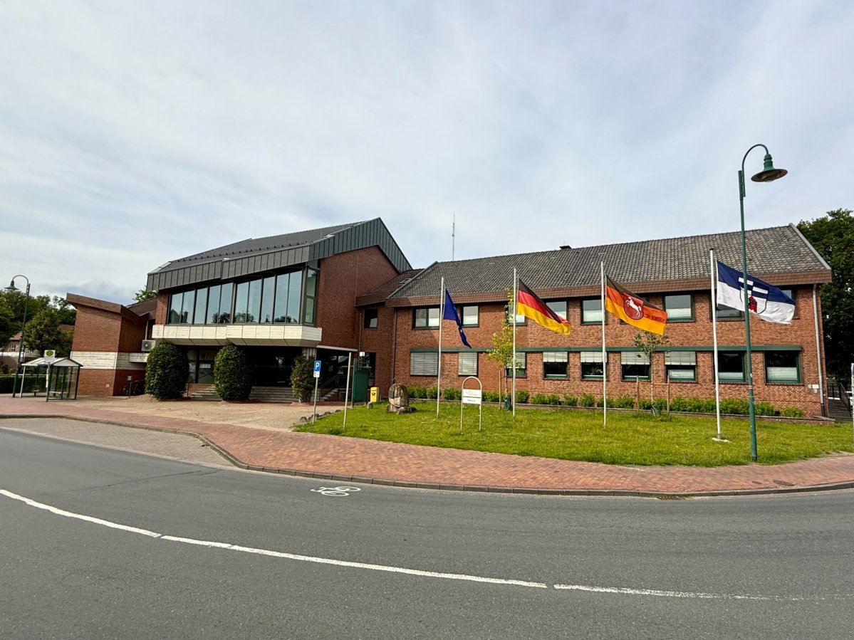 Rathaus beflaggt