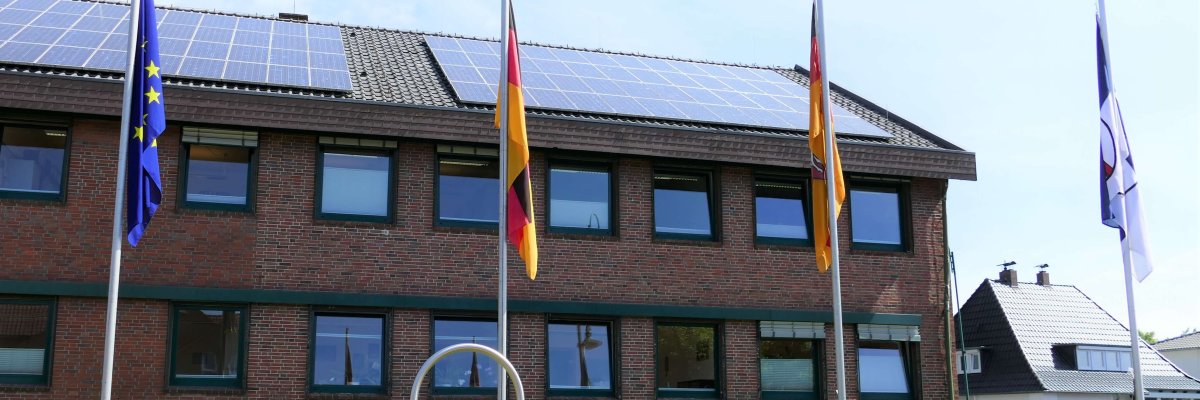 Rathaus mit Beflaggung