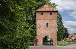 Das Bild zeigt den Wardenburger Glockenturm