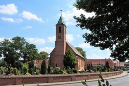 Das Bild zeigt die Marienkirche Wardenburg