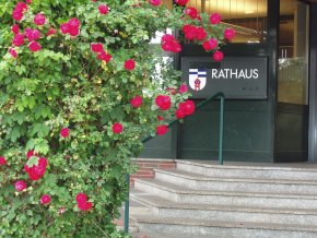 Rathauseingang Das Bild zeigt den Eingangsbereich des Rathauses