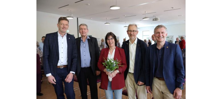 V. l.:Bürgermeister der Gemeinde Wardenburg Christoph Reents, Ehrenvorsitzender und Gründungsvorsitzender der BSH Prof. Dr. Remmer Akkermann, Vorsitzende der BSH Christiane Lehmkuhl, stellvertretender Landrat des Landkreises Cloppenburg Hermann Schröer und Landrat des Landkreises Oldenburg Dr. Christian Pundt. Nicht im Bild: Landrat des Landkreises Vechta, Tobias Gerdesmeyer. V. l.:Bürgermeister der Gemeinde Wardenburg Christoph Reents, Ehrenvorsitzender und Gründungsvorsitzender der BSH Prof. Dr. Remmer Akkermann, Vorsitzende der BSH Christiane Lehmkuhl, stellvertretender Landrat des Landkreises Cloppenburg Hermann Schröer und Landrat des Landkreises Oldenburg Dr. Christian Pundt. Nicht im Bild: Landrat des Landkreises Vechta, Tobias Gerdesmeyer.