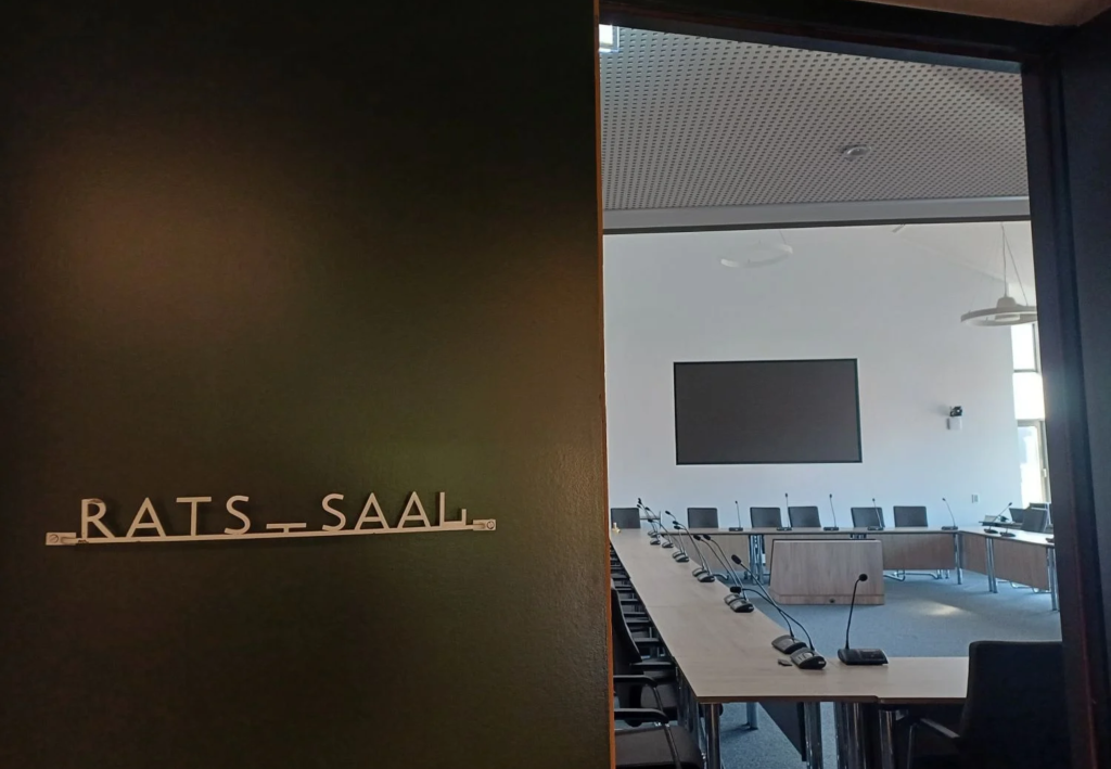 Eingangstür Ratssaal mit Blick in den neuen Saal