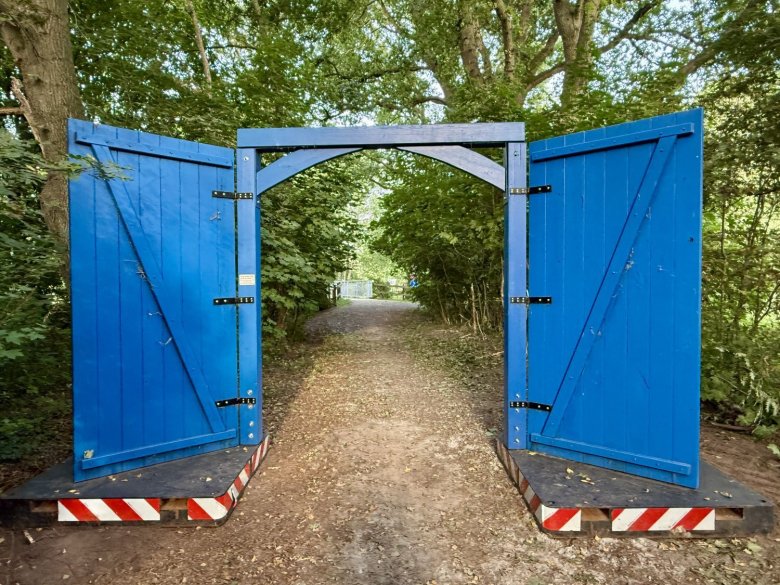 De Groode Döör weist den Blick auf die dahinter liegende Brücke über den Querkanal