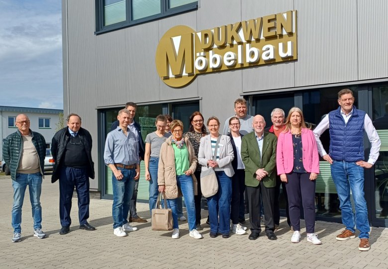 Die Mitglieder des Ausschusses für Wirtschaft und Kultur bei der Betriebsbesichtigung bei Möbelbau Dukwen