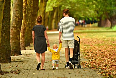 Symbolbild einer jungen Familie in Rückansicht