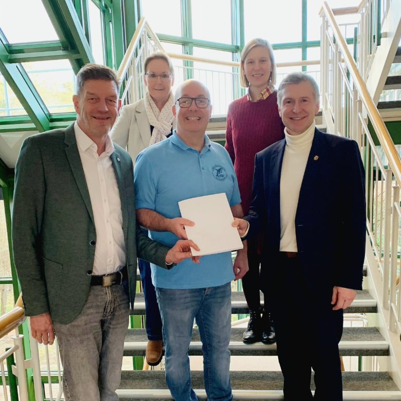 Gruppenfoto der Fördermittel-Bescheid-Übergabe