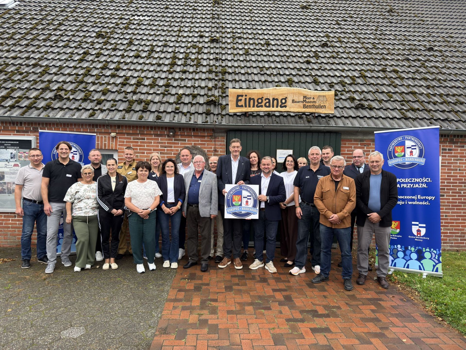 Gruppenfoto vor dem Moor- und Bauernmuseum Benhullen
