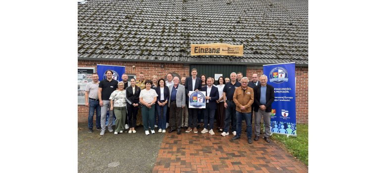 Gruppenfoto vor dem Moor- und Bauernmuseum Benhullen