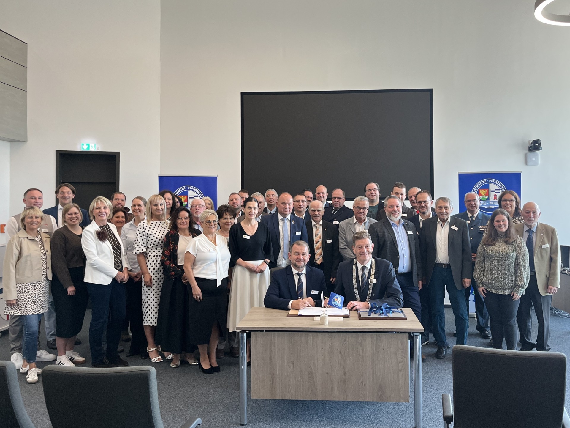 Bürgermeister Dobek (Polen) und Reents (Wardenburg) bei der Unterzeichnung des Partnerschaftsvertrages.