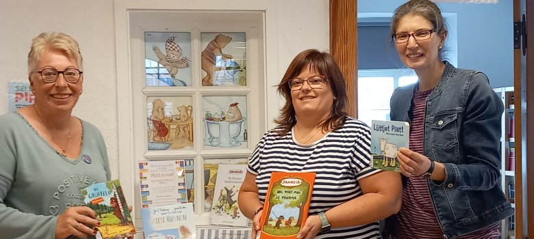 Das Foto zeigt V.l.n.r.: Sylvia Eilers sowie die Büchereimitarbeiterinnen Sabine Westdörp und Ines Neunaber