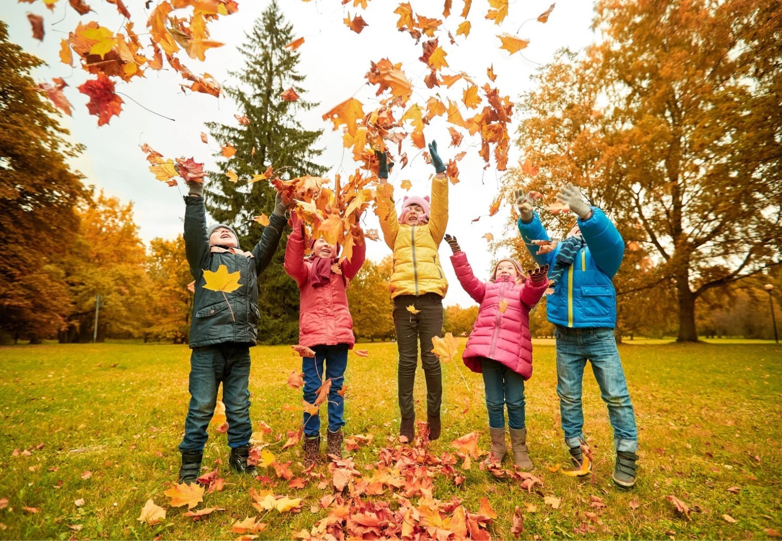 Spielende Kinder im Herbstlaub