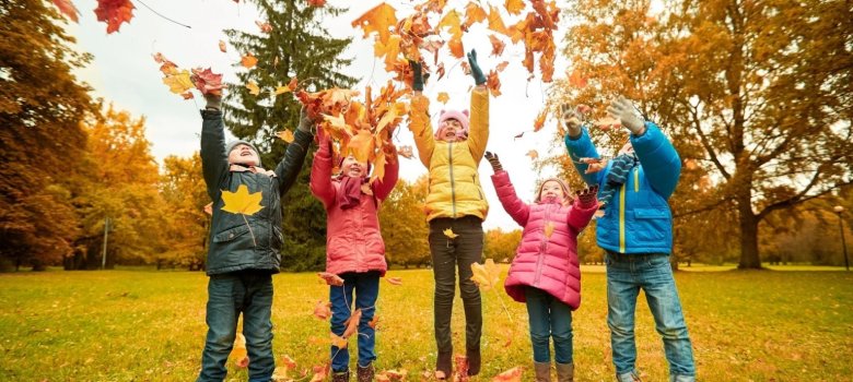 Spielende Kinder im Herbstlaub