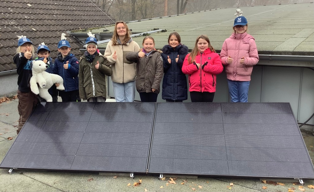 Das Umweltteam mit dem neu angeschafften Balkonkraftwerk