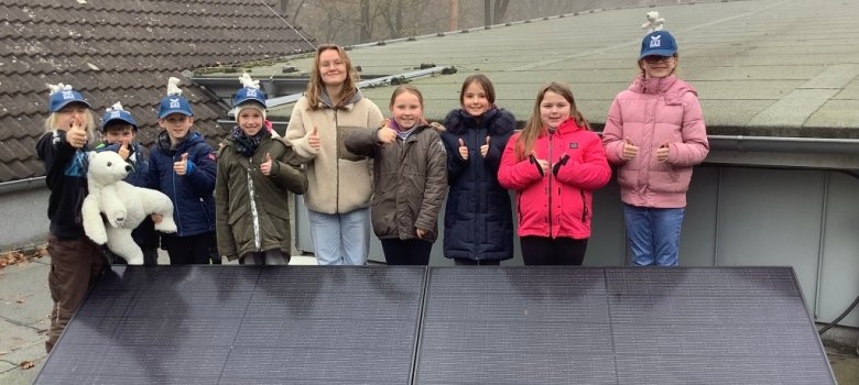 Das Umweltteam mit dem neu angeschafften Balkonkraftwerk