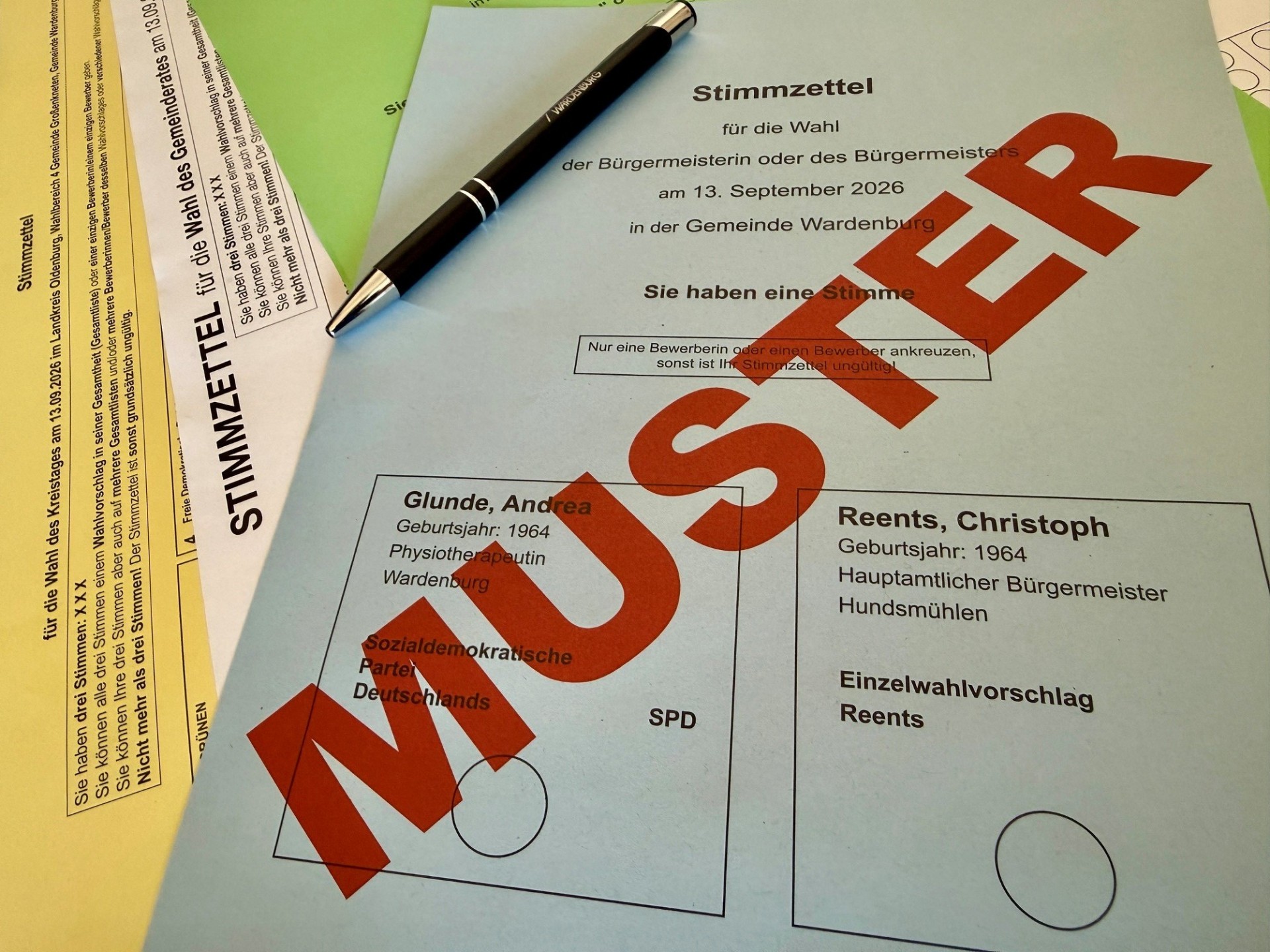 Foto mit Muster-Stimmzetteln