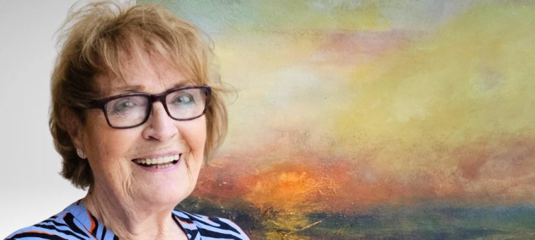 Künstlerin Marlene Rudolf-Wachtendorf vor einem ihrer Werke (Montage)