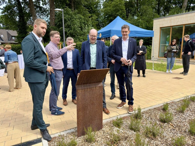 F Gruppenfoto von der Einweihung des Naturparkhauses: (v.l.) Landtagsabgeordneter Thore Güldner, Geschäftsführer des Zweckverbandes Na-turpark Wildeshauser Geest, Oliver Knagge, Landrat Dr. Christian Pundt und Christian Meyer, niedersächsischer Minister für Umwelt, Energie und Klimaschutz sowie Wardenburgs Bürgermeister Christoph Reents im Gespräch.