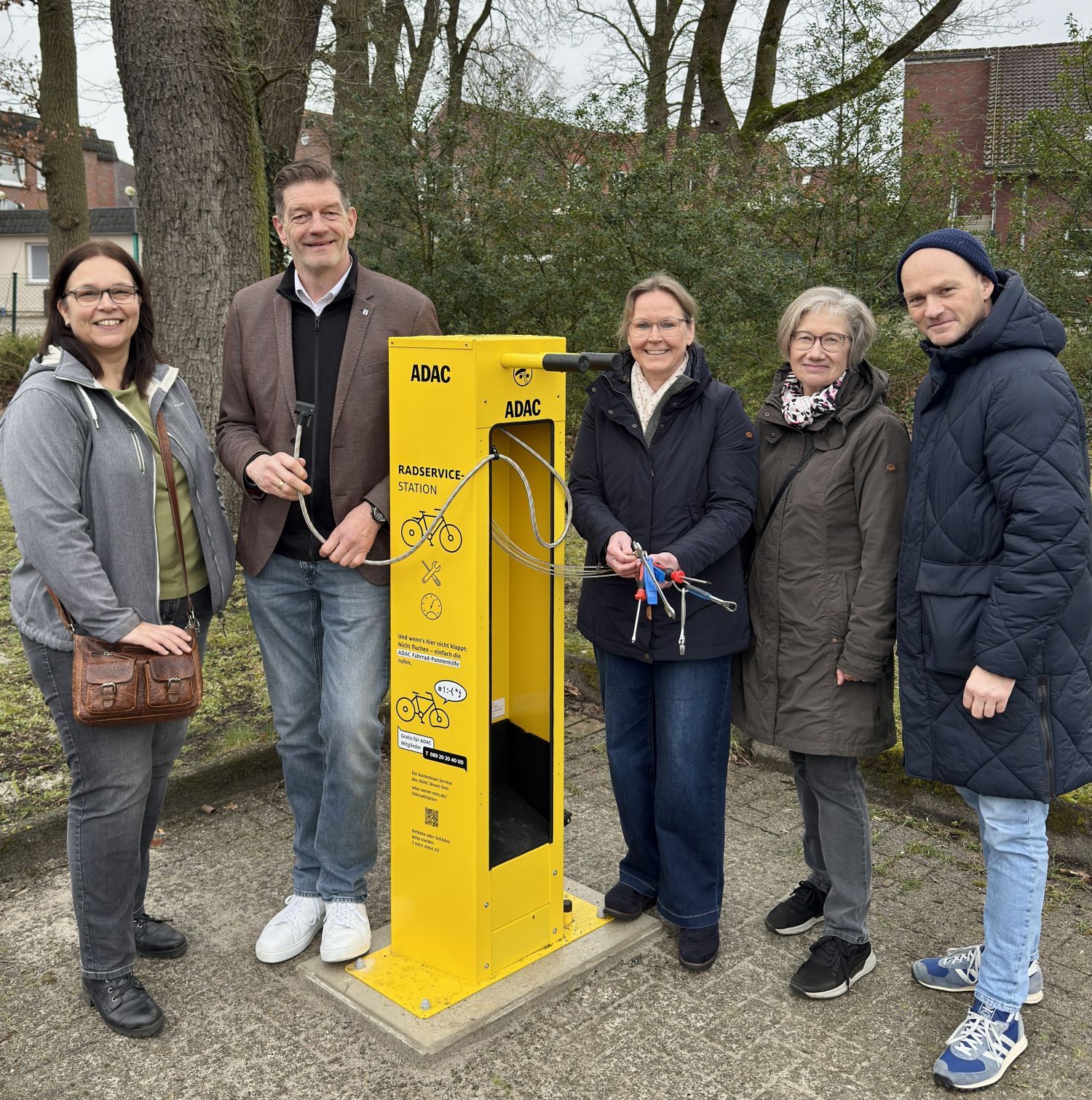 Foto von den Teilnehmenden vor der Reparatur-Säule