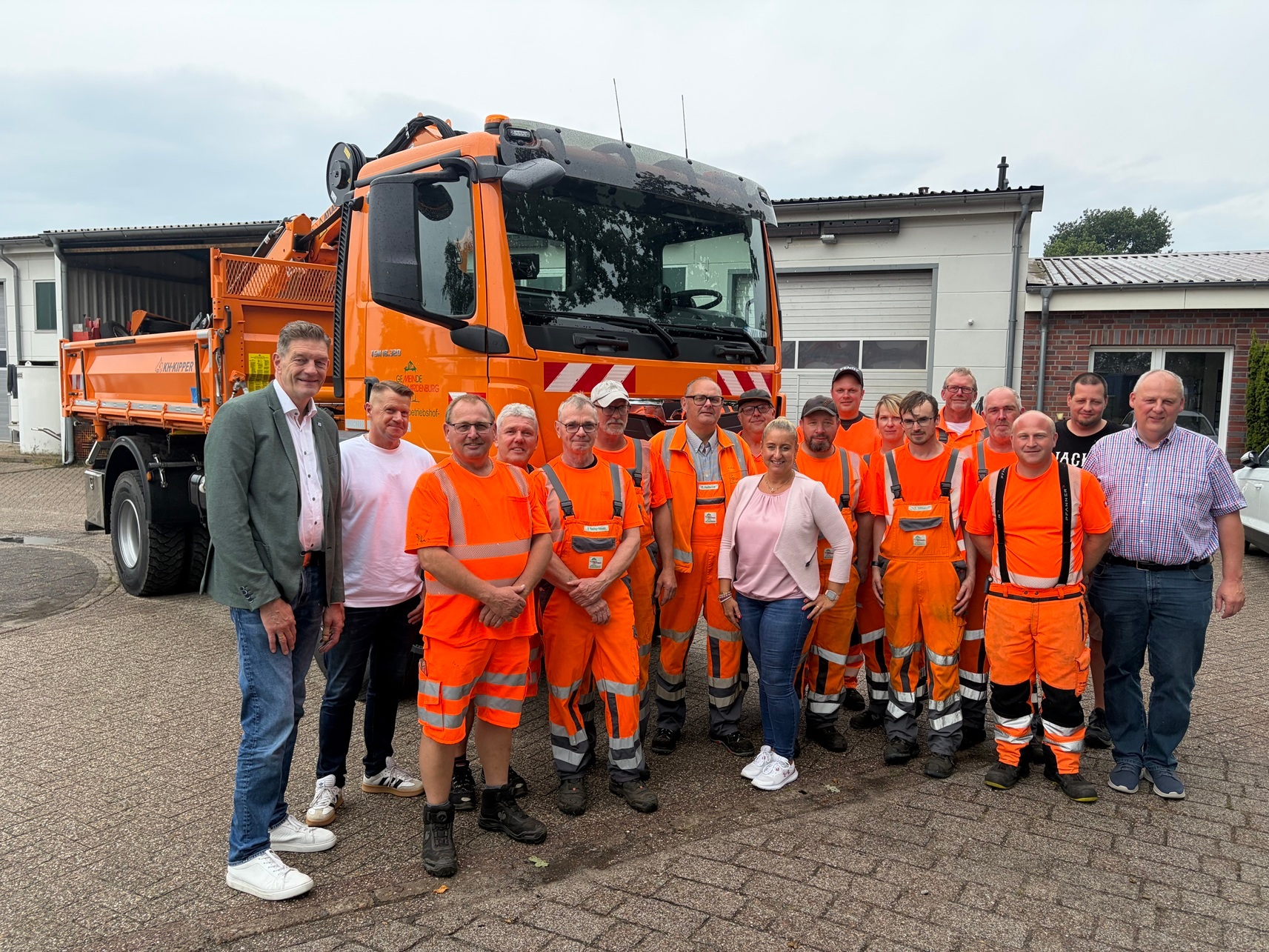 Gruppenfoto vor dem neuen LKW