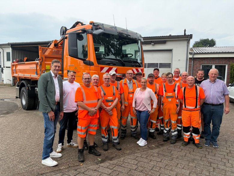 Gruppenfoto vor dem neuen LKW