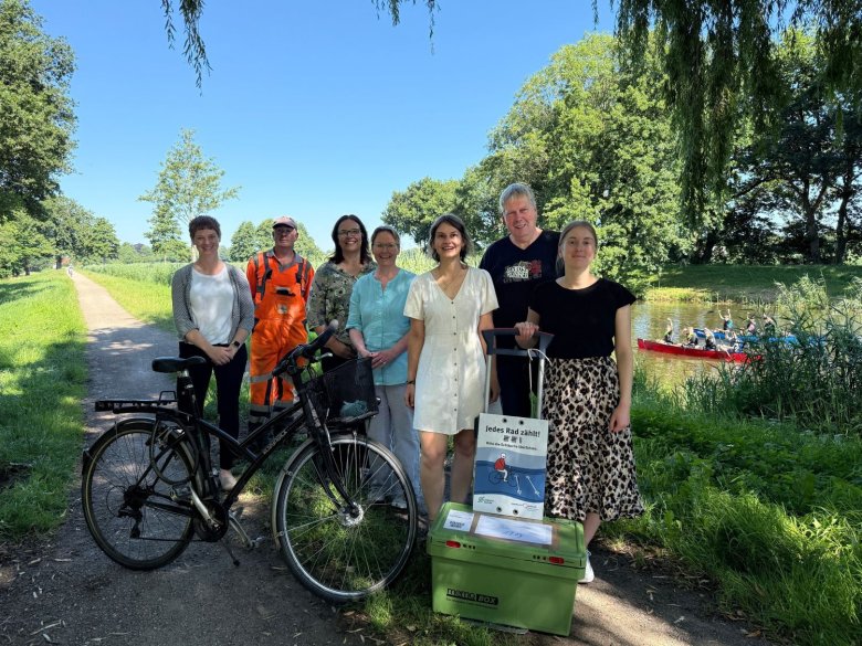 Gruppenfoto der Beteiligten am Standort des Zählgerätes