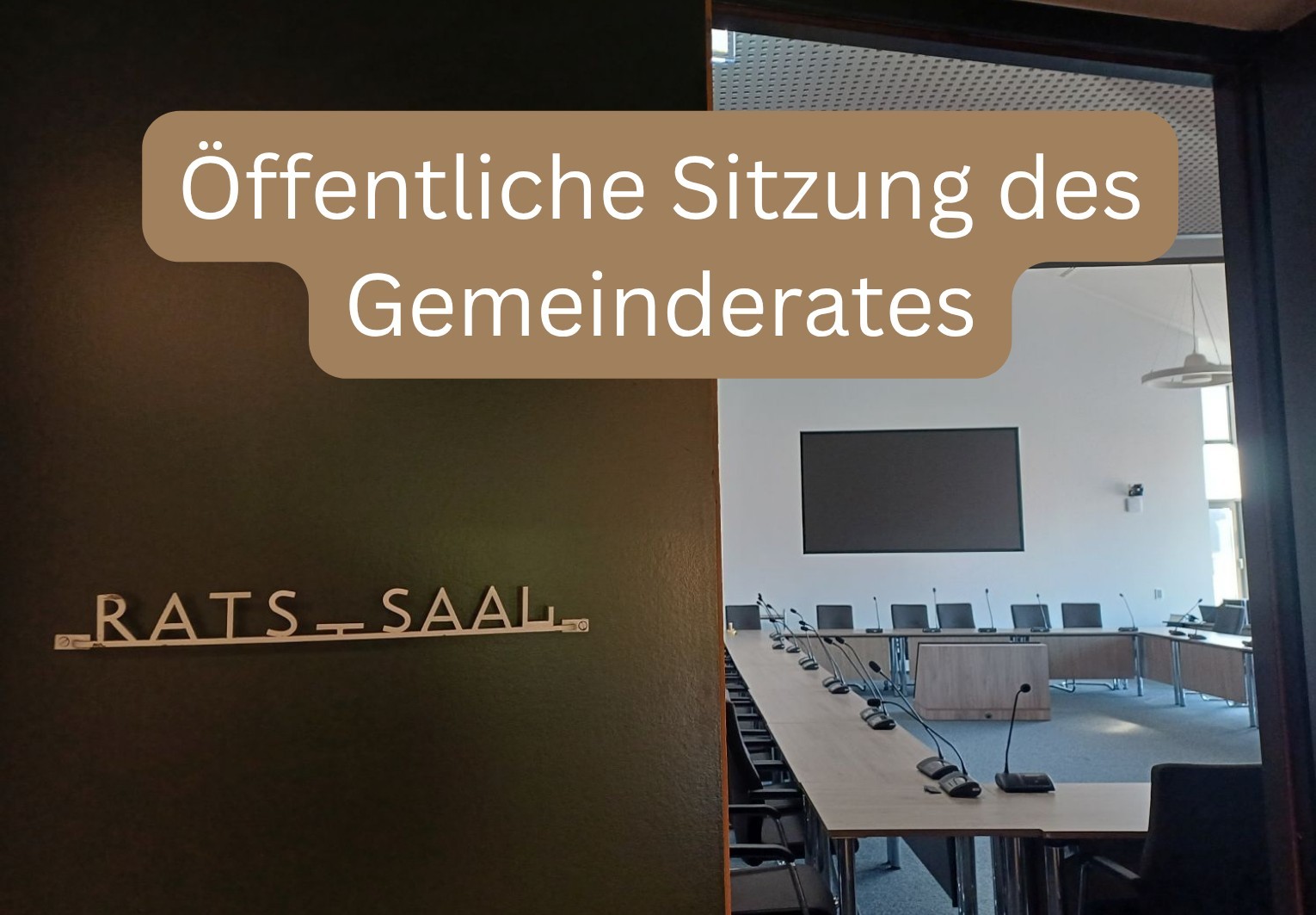 Foto vom Ratssaal mit der Aufschrift "Öffentliche Sitzung"