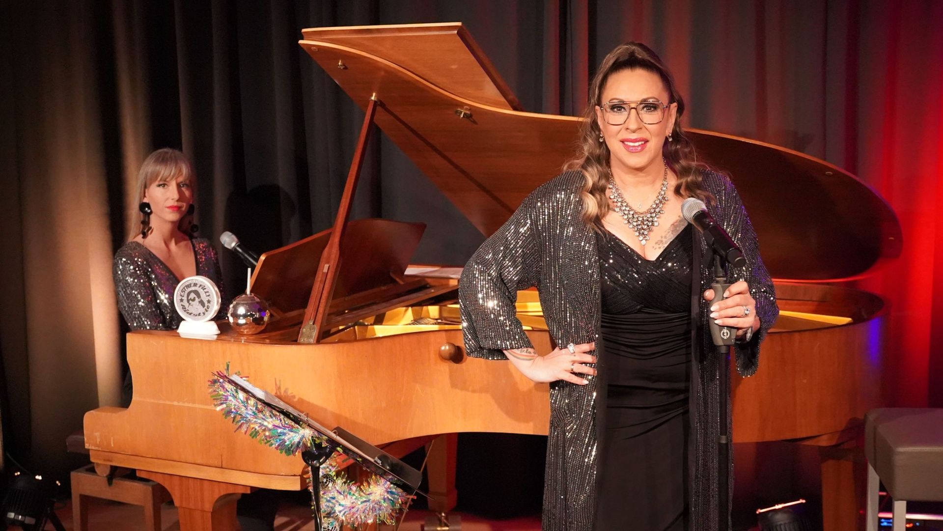 Abgebildet sind Pianistin Jovana Kakor und Sängerin Esther Filly