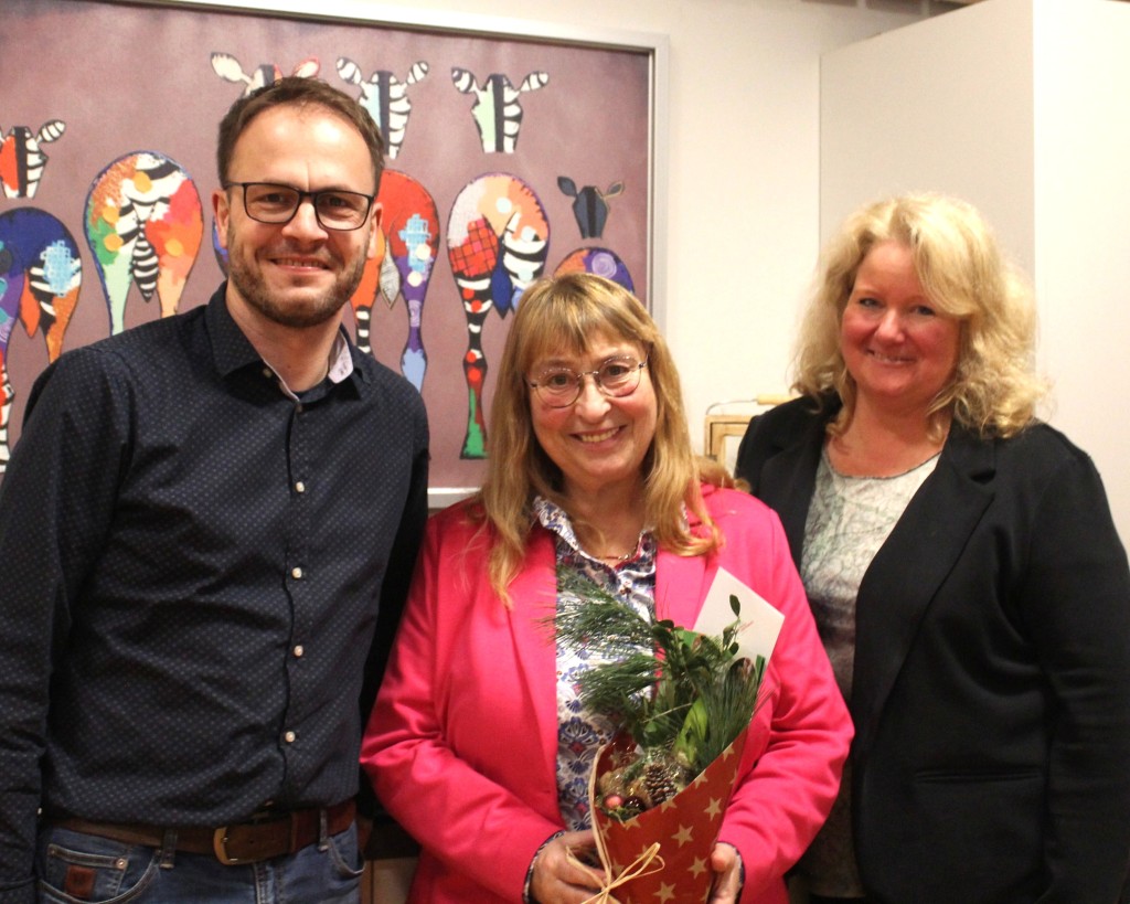 Silvia Engelhardt (Mitte) mit Amtsleiter Sven Wiedenfeld und Kita-Leiterin Wiebke Janßen (nicht auf dem Bild: Bürgermeister Christoph Reents)