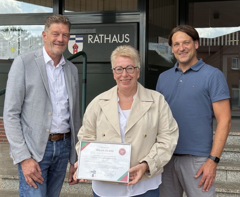 Gruppenfoto der Beteiligten der Bestellung zur Plattdeutschbeauftragten
