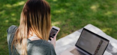 Mädchen mit Mobilgerät