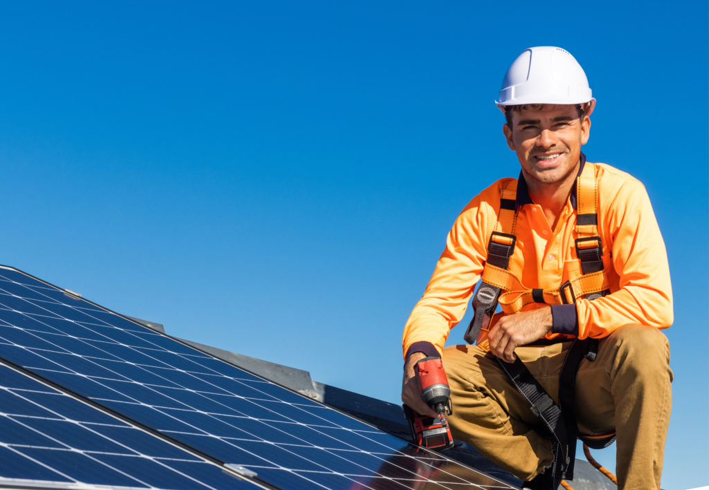 Arbeiter auf Dach mit Photovoltaik-Platten
