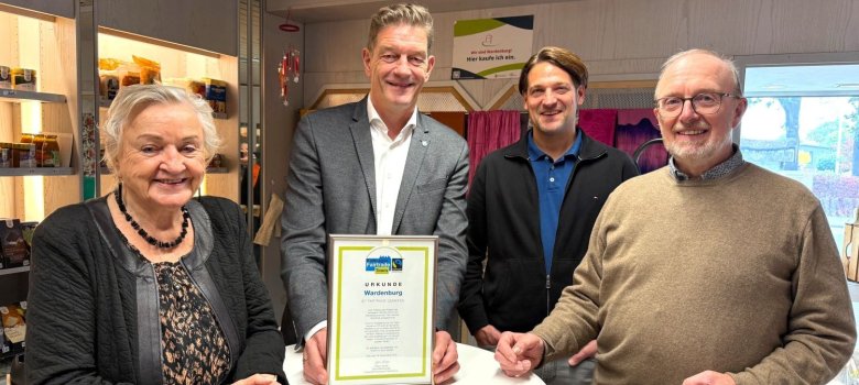 Das Foto zeigt Christoph Reents (mit Urkunde) mit (v.l.) Erika Barra, Hendrik Müller und Hans-Herrmann Büsselmann (Fairtrade Steuerungsgruppe). Von der Steuerungsgruppe fehlen Detlef Bollmann und Annelie Engel).