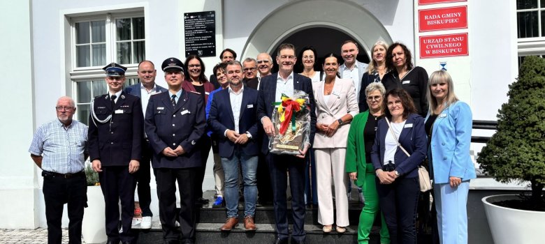 Die Delegationen aus Biskupiec und Wardenburg nach dem offiziellen Empfang vor dem Rathaus der Gemeinde Biskupiec