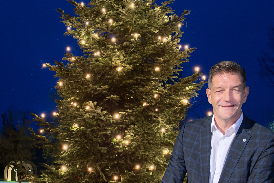Bürgermeister vor dem Tannenbaum am Feuerwehrhaus