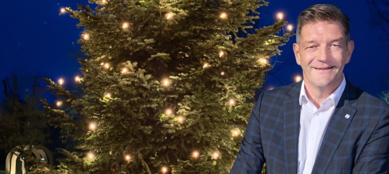 Bürgermeister vor dem Tannenbaum am Feuerwehrhaus
