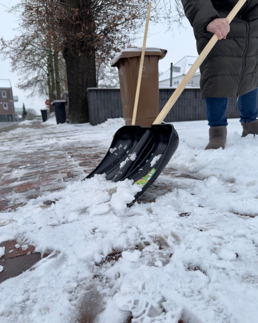 Symbolbild mit Schneeschaufel